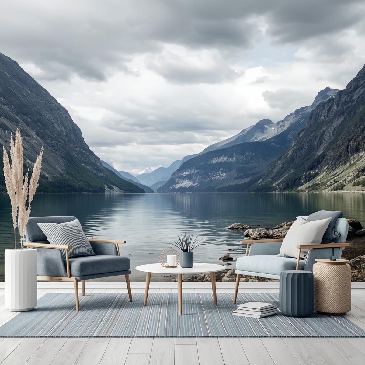 Vakker fjelldestinasjon med krystallklart vann